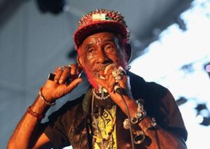 Lee ‘Scratch’ Perry, produtor pioneiro de reggae e dub, morre aos 85 anos na Jamaica