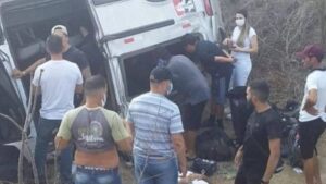 Veículo com banda do cantor Gusttavo Lima capota na Paraíba